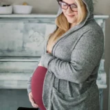 Cardigan femme grossesse (800 × 800 px) - comp Cardigan femme long porté par une femme enceinte